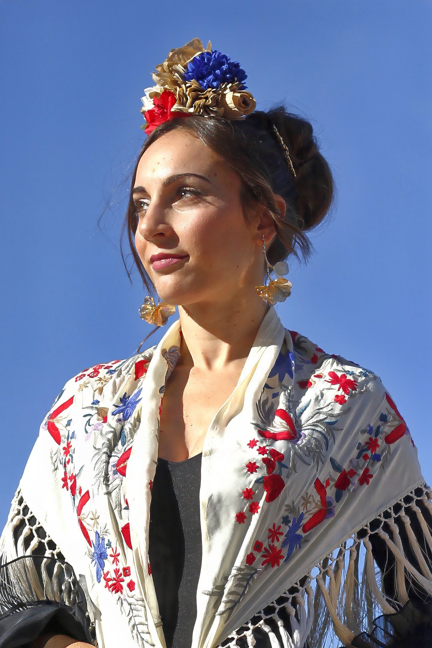os pendientes Jerez destacan por sus tres pares de alas doradas y su acabado elegante, convirtiéndolos en el complemento perfecto para cualquier flamenca que busque originalidad.