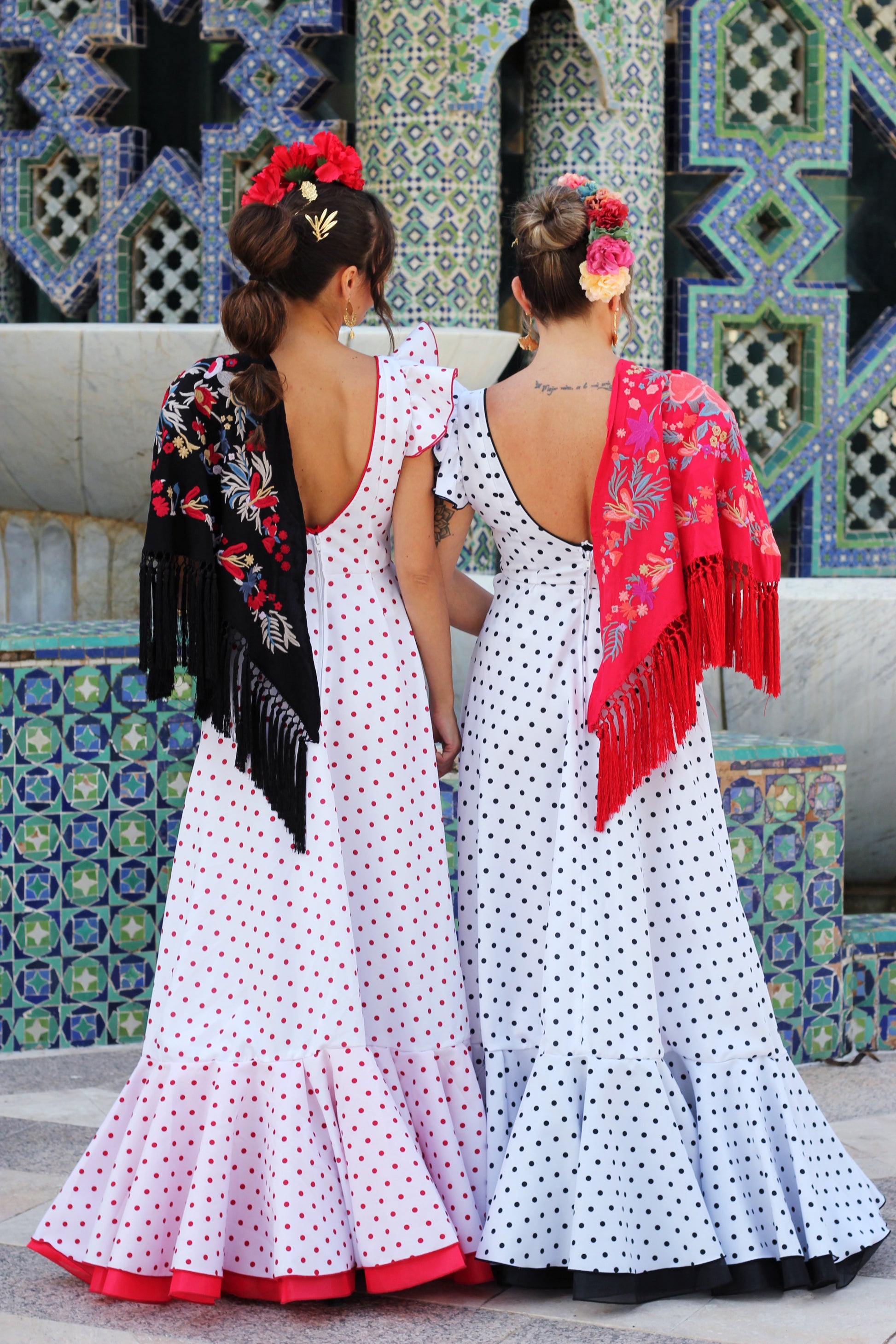 Batas flamencas Girasol blancas, una con lunares negros y otra con lunares rojos, diseñadas para romerías y días calurosos de feria con comodidad y estilo.