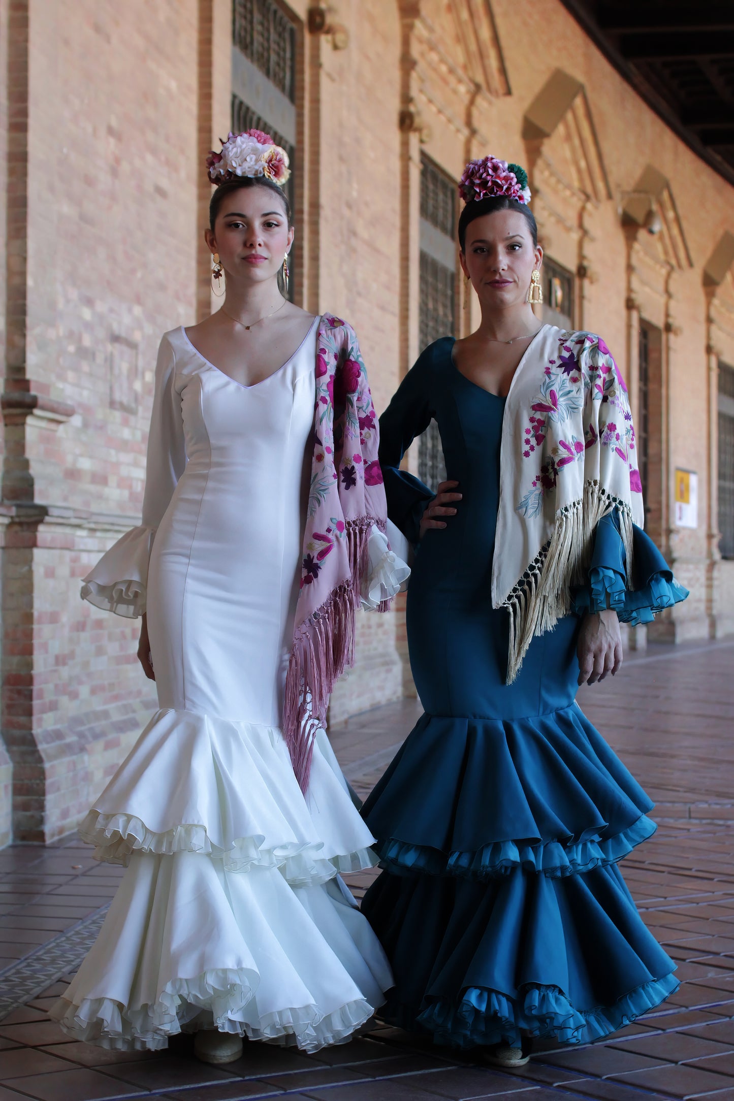 Resalta con el estilo flamenco de los trajes marfil y verde agua, con manton rosa con flor buganvilla, ramillete Duende y pendientes Jara. Un look completo para la Feria de Abril, lleno de color y sofisticacion.