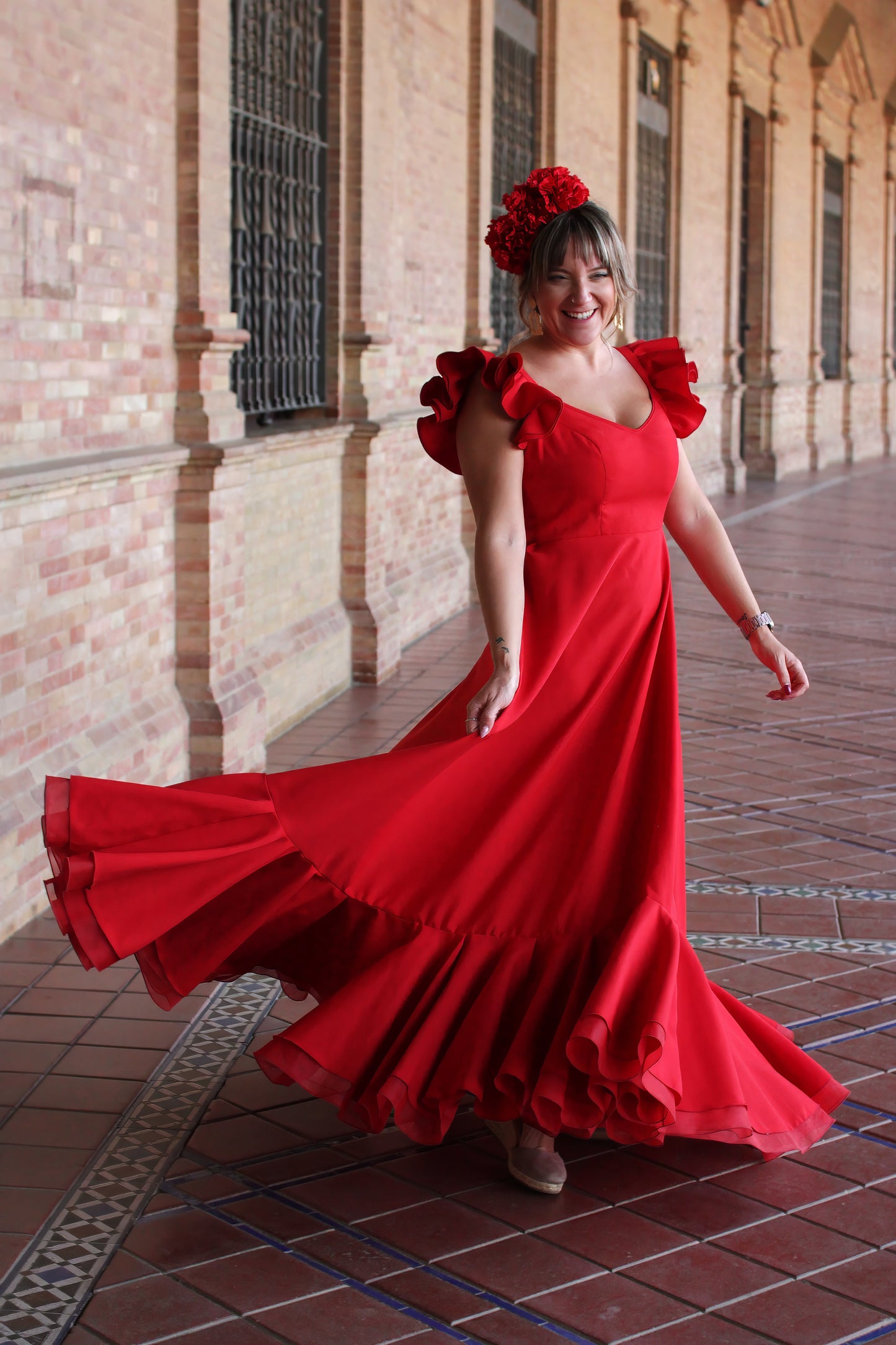 Vive la romeria con estilo con la Bata Flamenca Roja Girasol, el Ramillete Rojo Pasión y los Pendientes Dorados Carmona. Un conjunto lleno de color, alegría y frescura, perfecto para cualquier ocasión flamenca.