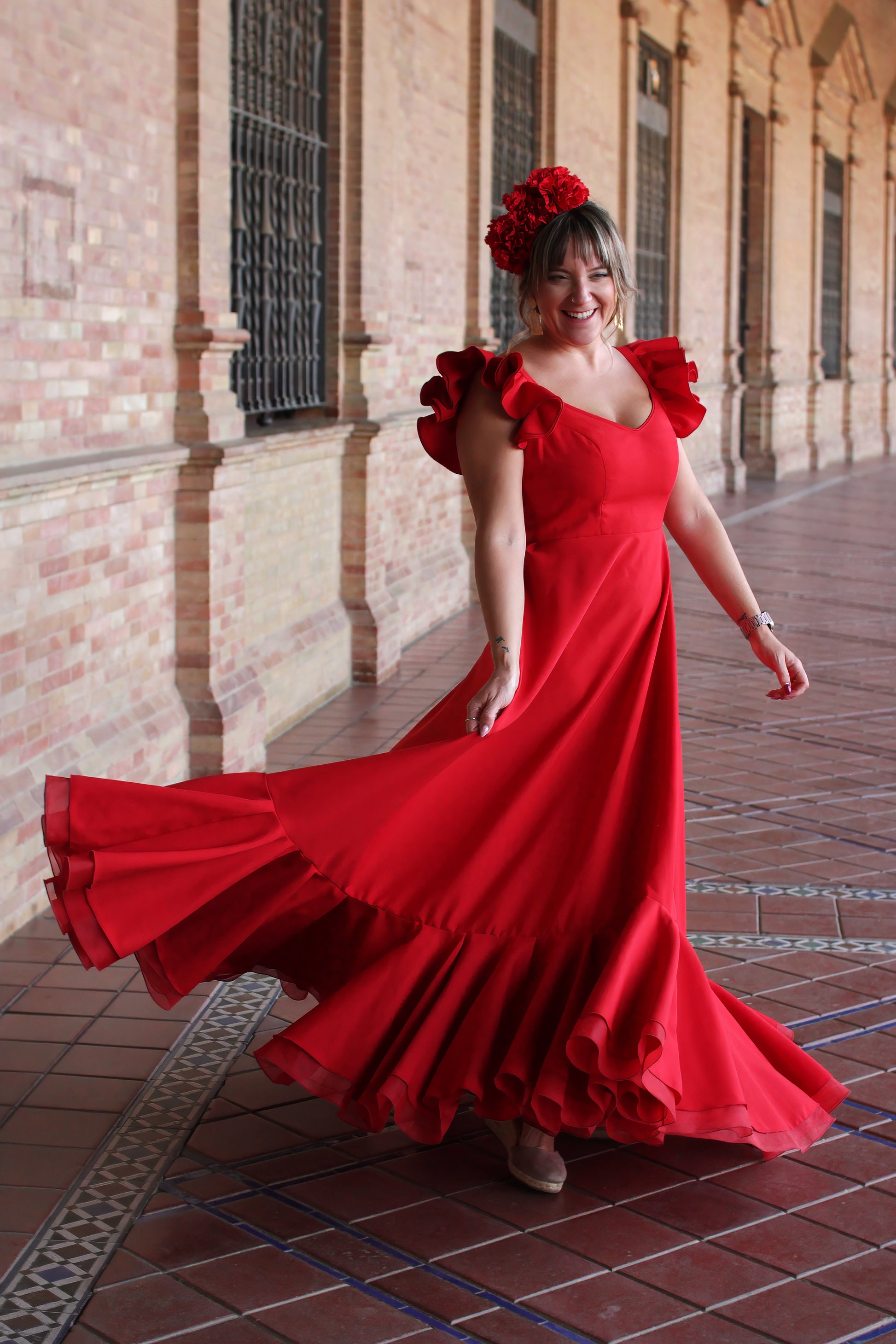 Vive la romeria con estilo con la Bata Flamenca Roja Girasol, el Ramillete Rojo Pasión y los Pendientes Dorados Carmona. Un conjunto lleno de color, alegría y frescura, perfecto para cualquier ocasión flamenca.