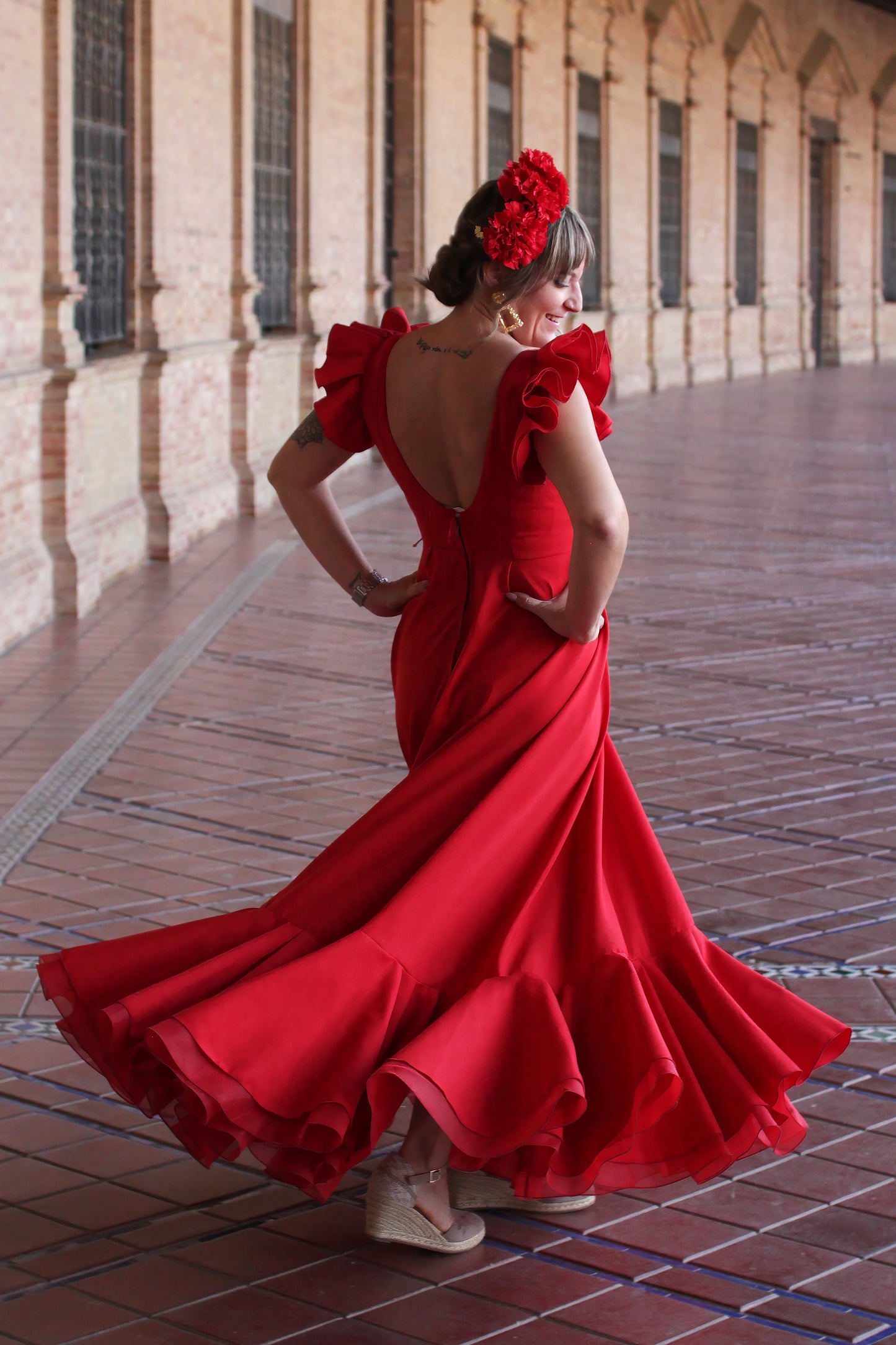 Resalta en cualquier romeria con este Look Flamenco. La Bata Flamenca Roja Girasol junto con el Ramillete de Flores Rojo Pasión y los Pendientes Dorados Carmona hacen de este conjunto una opción única y llena de energía.