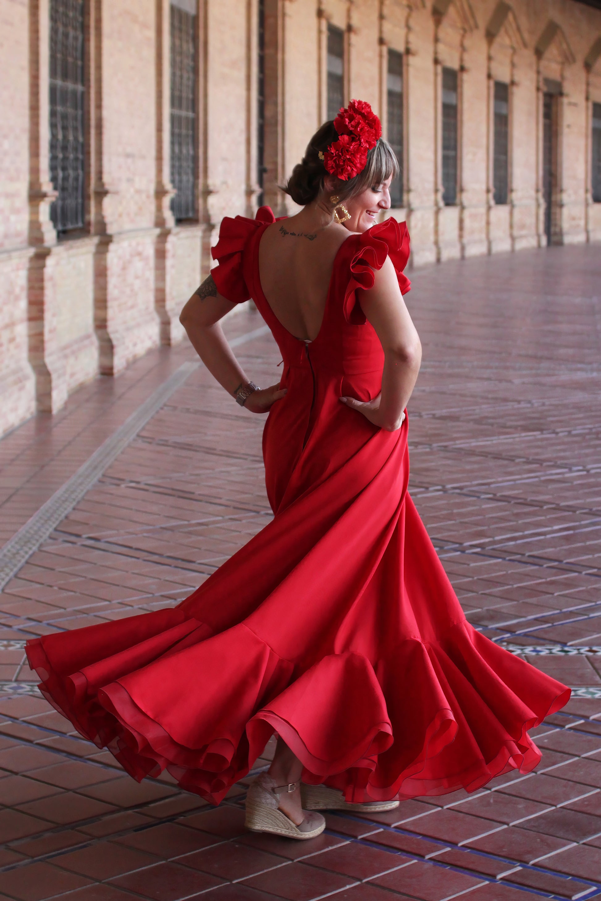 Resalta en cualquier romeria con este Look Flamenco. La Bata Flamenca Roja Girasol junto con el Ramillete de Flores Rojo Pasión y los Pendientes Dorados Carmona hacen de este conjunto una opción única y llena de energía.