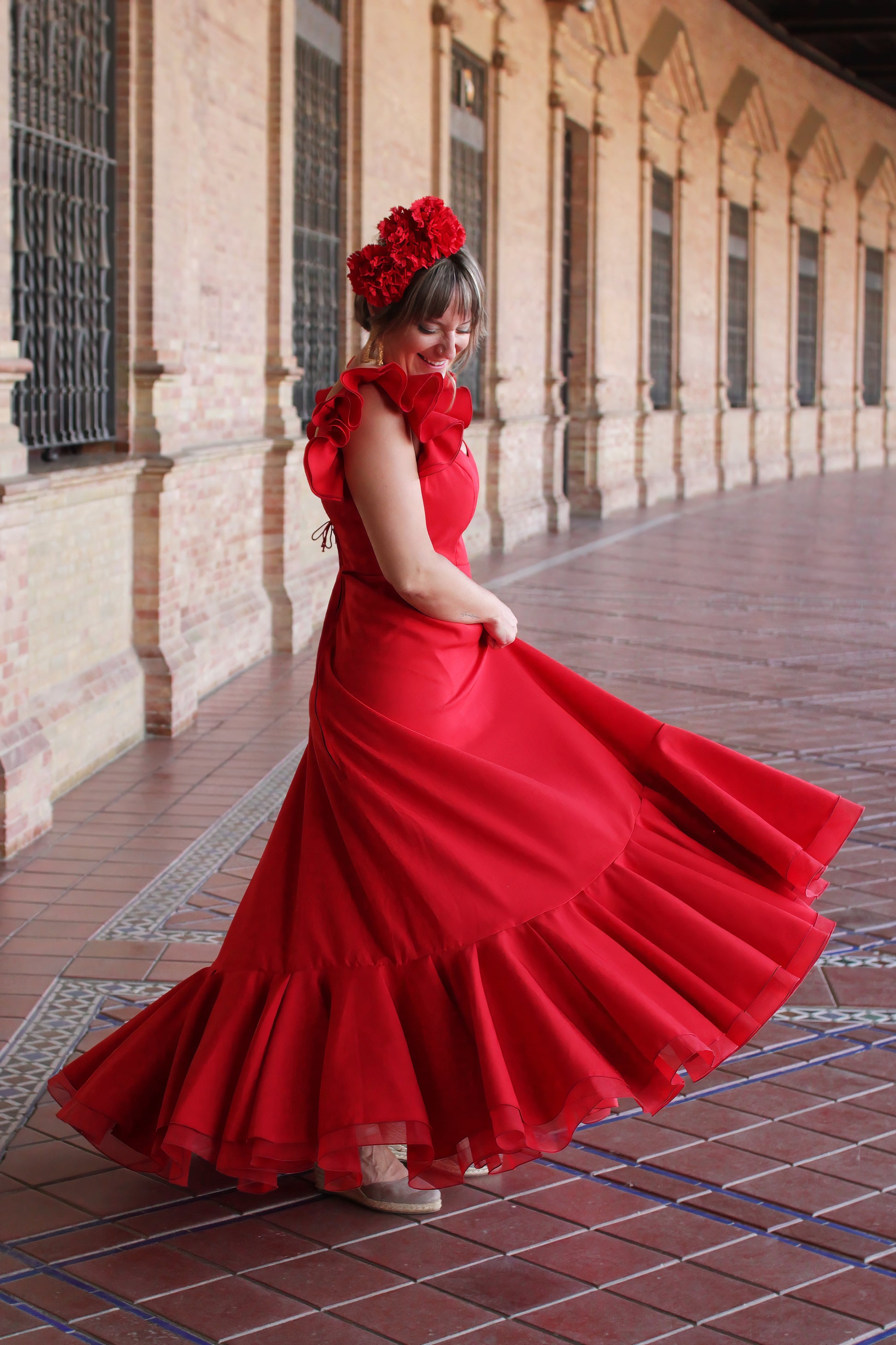 Este Look Romeria con la Bata Flamenca Roja Girasol, Ramillete Rojo Pasión y Pendientes Dorados Carmona es perfecto para quienes buscan un estilo flamenco vibrante, cómodo y lleno de personalidad. Ideal para romerias y días festivos.