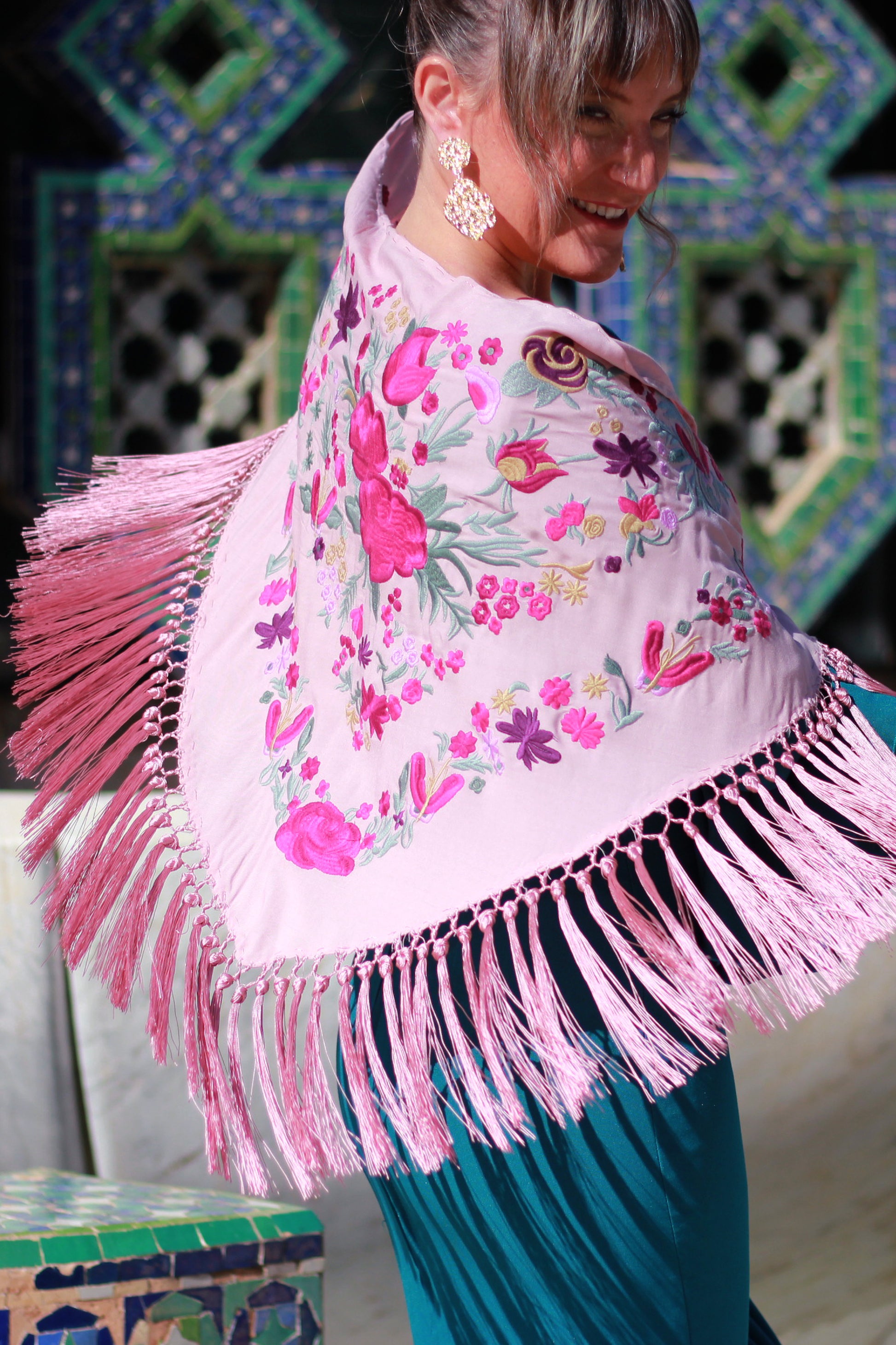 El mantón Noa en rosa con flor buganvilla es la opción perfecta para añadir un toque de suavidad y elegancia a tu traje de flamenca. Hecho con algodón de alta calidad y flecos de seda, es ideal para cualquier evento flamenco.