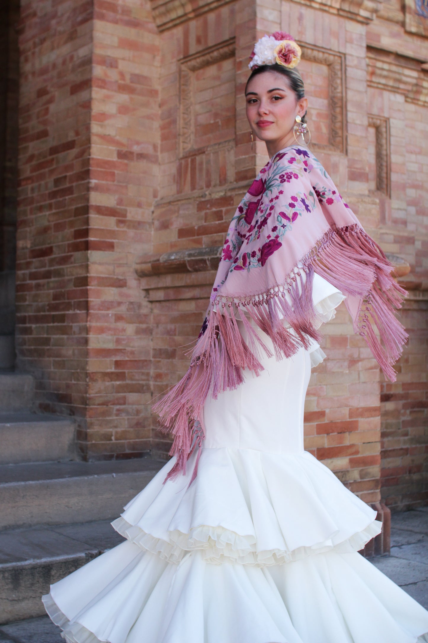 Hecho en Cantillana, el manton rosa Noa con diseño floral buganvilla es una pieza artesanal perfecta para ferias y romerías.