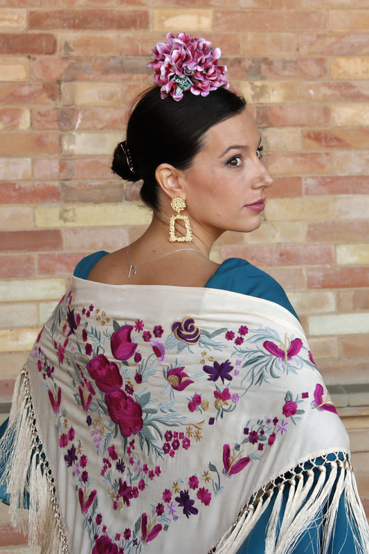 El manton de flamenca beige Noa, con diseño floral en buganvilla, es perfecto para un look flamenco elegante y sencillo.