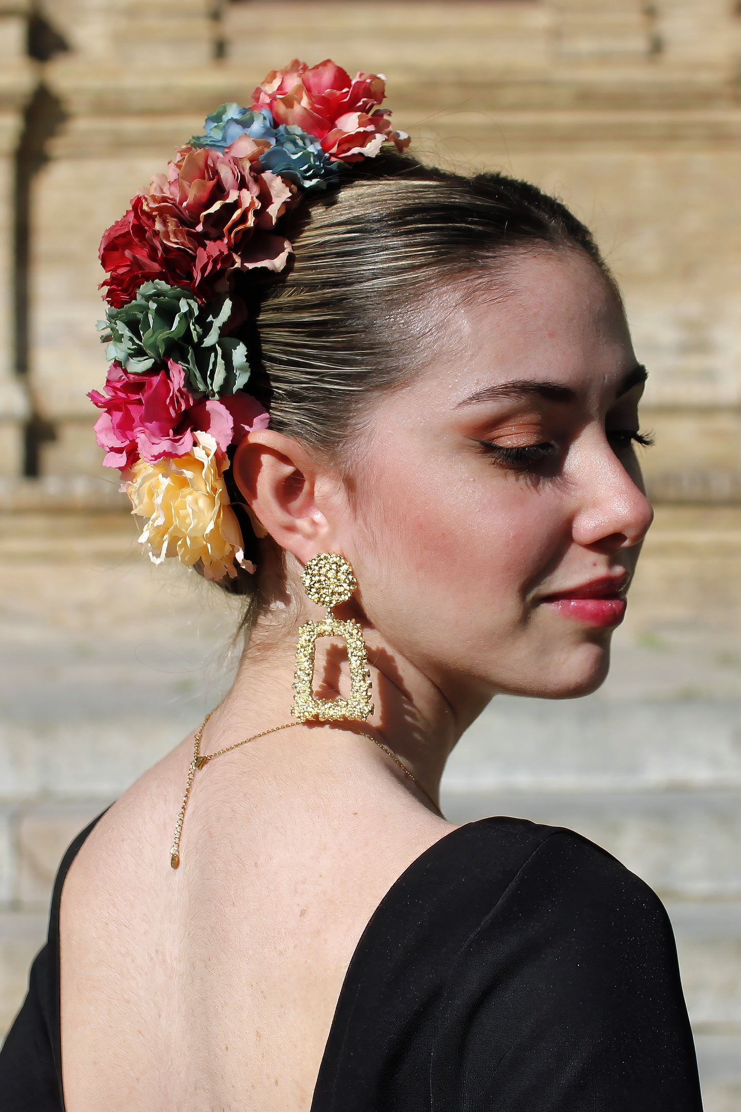 Los pendientes Carmona destacan por su forma rectangular en dorado, siendo un accesorio perfecto para complementar tu look flamenco con sofisticación y estilo.