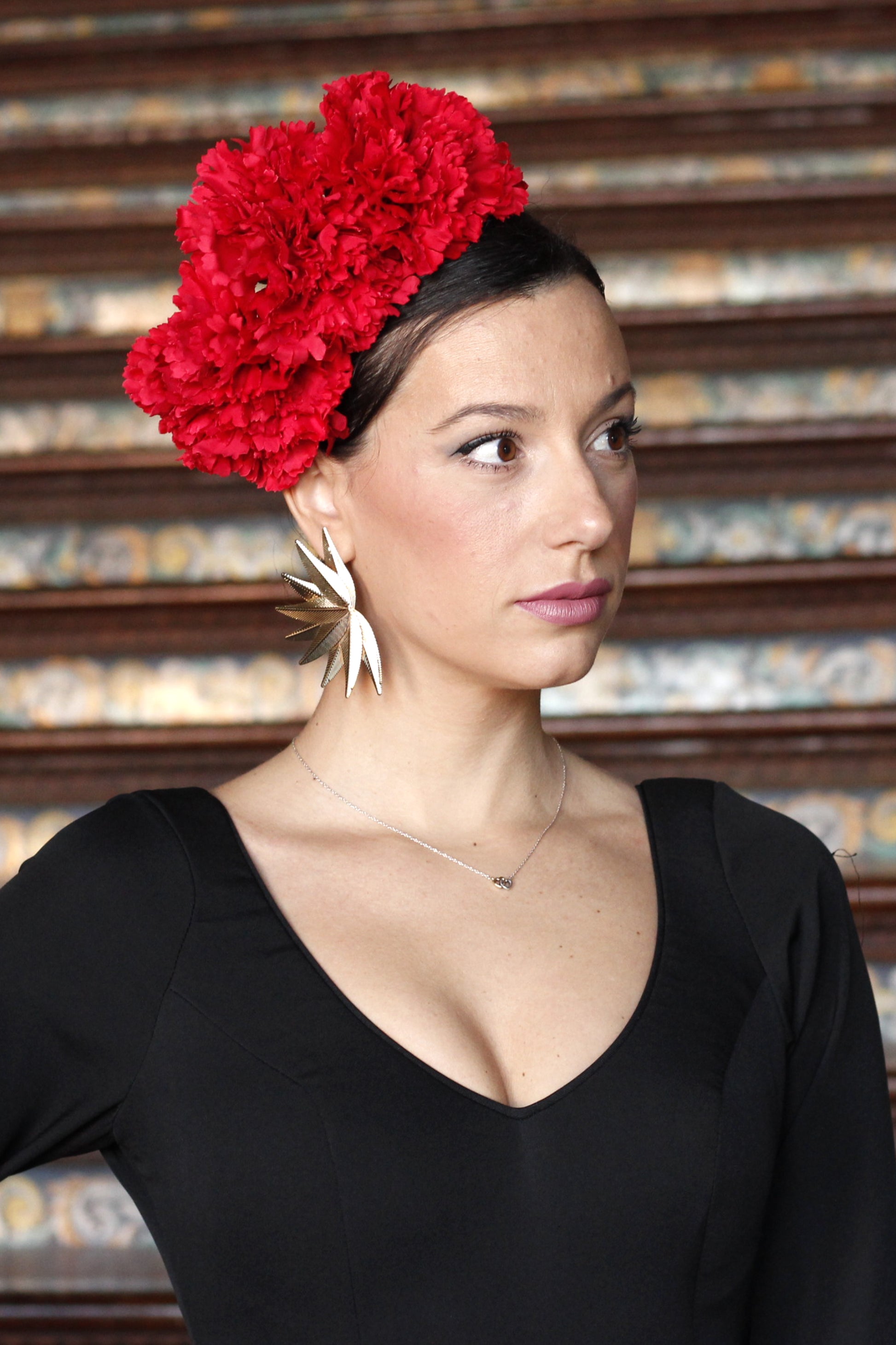 Elegantes y sofisticados, los pendientes Hinojos tienen un diseño floral dorado que aporta glamour y distinción a tu outfit flamenco, ideal para cualquier evento.