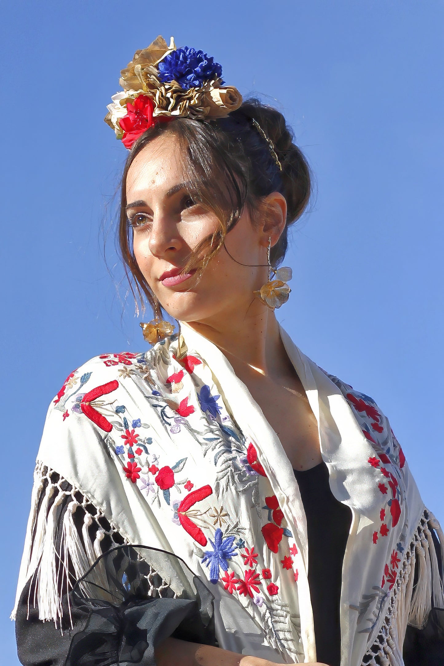 Los pendientes Jerez con alas doradas son ideales para añadir un toque de sofisticación y originalidad a tu look flamenco, destacando por su diseño único y elegante.