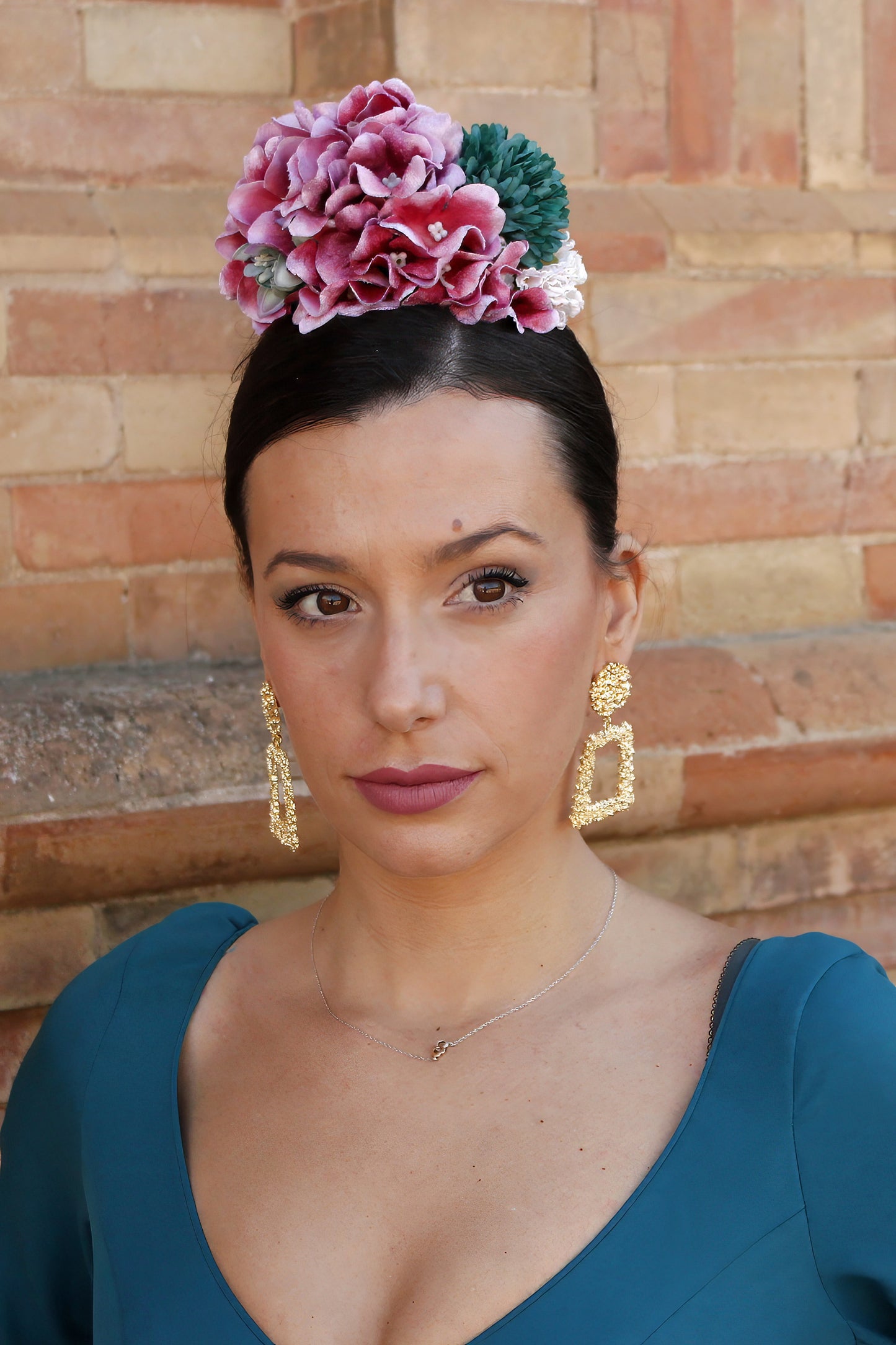 El ramillete Alma, con flores en buganvilla y verde agua, aporta un aire fresco y sofisticado a tu traje de flamenca. Hecho a mano, es el complemento ideal para quienes buscan autenticidad y elegancia.