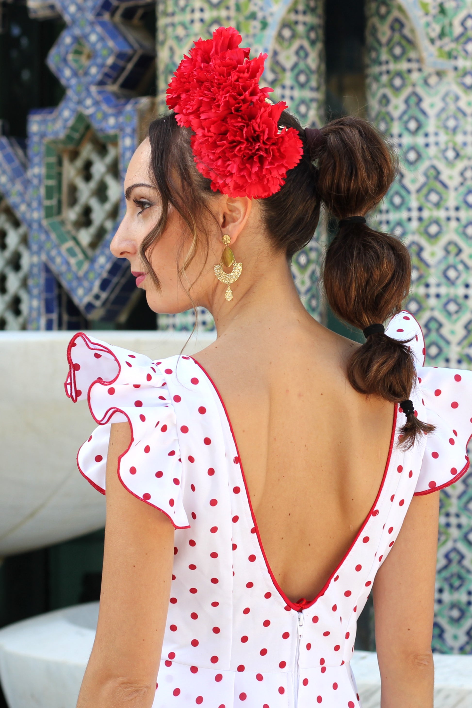 El ramillete Pasión en rojo es la elección perfecta para quienes buscan un look flamenco con carácter. Hecho a mano, es ideal para darle un toque apasionado y elegante a tu estilo.