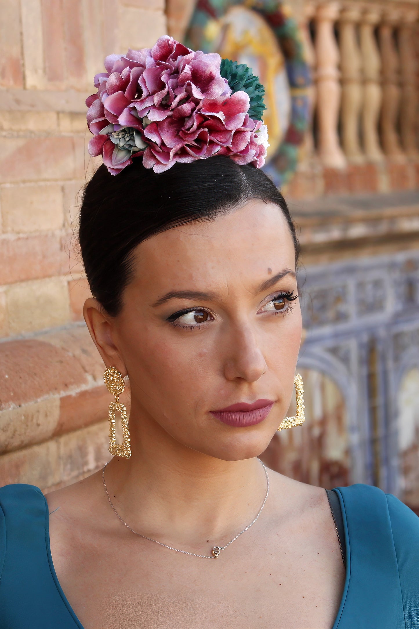El ramillete Alma, con sus flores buganvilla y verde agua, es el accesorio perfecto para darle un toque especial a tu look flamenco. Hecho a mano, este diseño resalta tu estilo flamenco con un aire único y elegante.