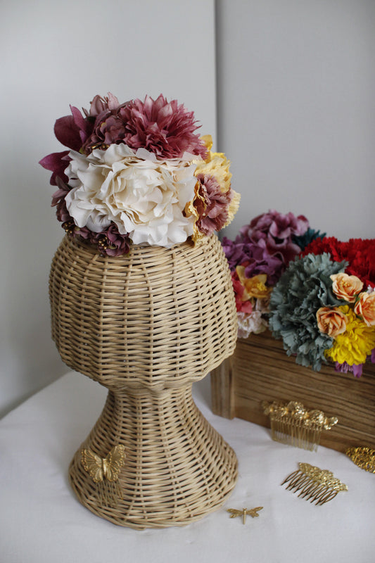 El ramillete Duende, hecho a mano en tonos blanco, rosa y amarillo, es ideal para aportar delicadeza y elegancia a tu look flamenco. Perfecto para quienes buscan un toque suave y encantador.