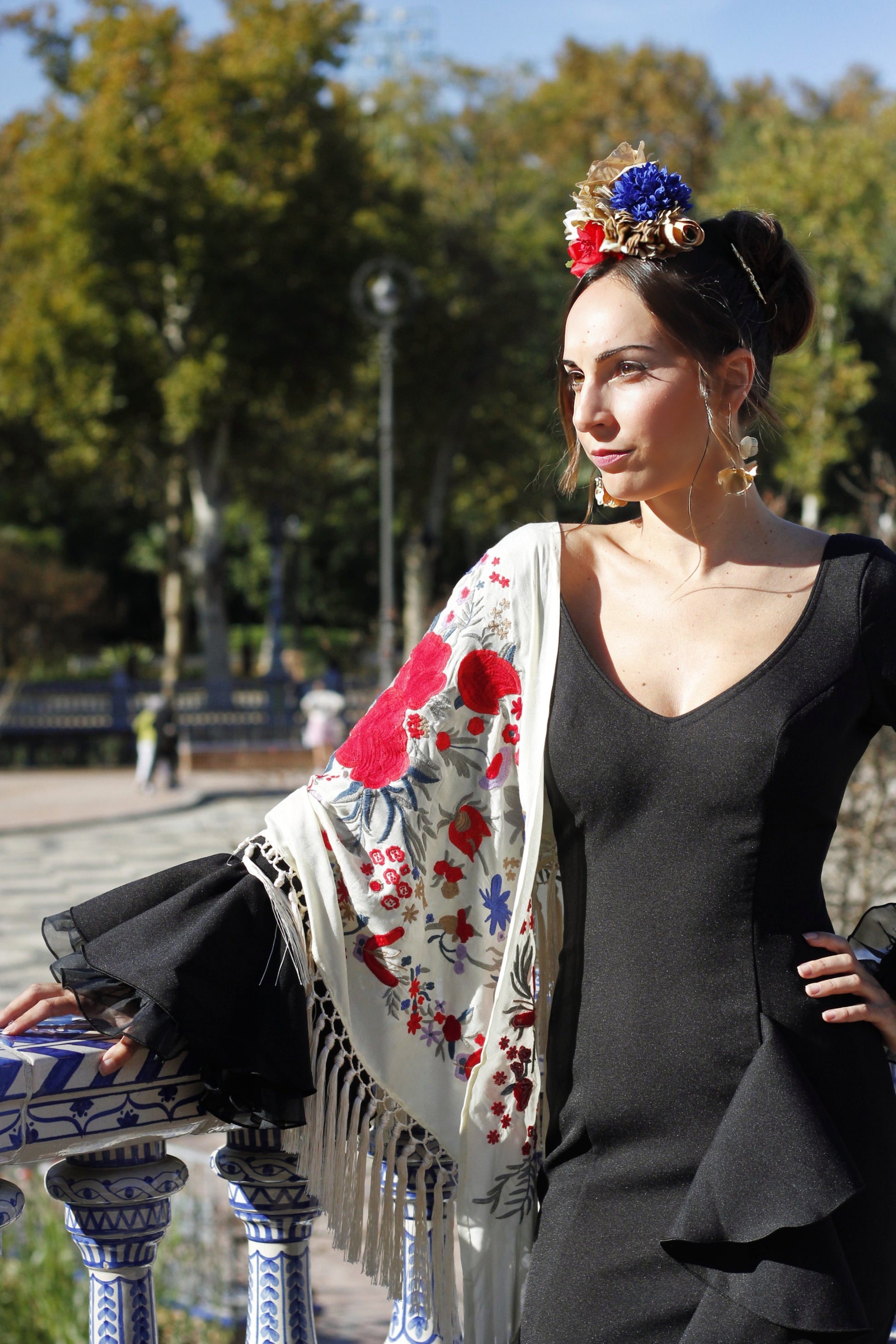 Traje de flamenca negro Azahar, diseño con manton beige y volante vertical, escote en V y espalda baja, perfecto para la Feria de Abril y romerías.