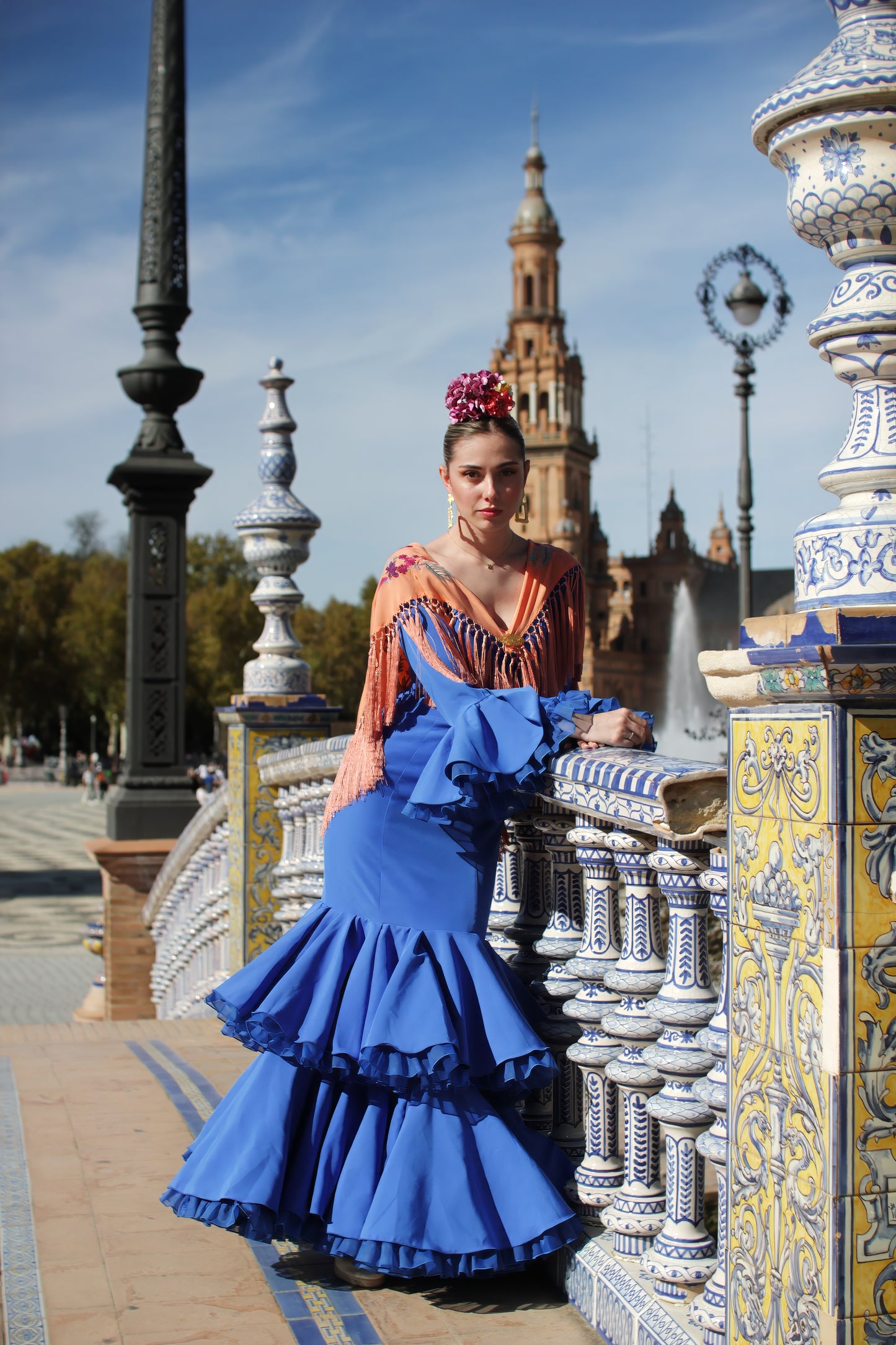 Traje de flamenca color azul Jazmin, un diseño elegante y moderno para la feria de abril.