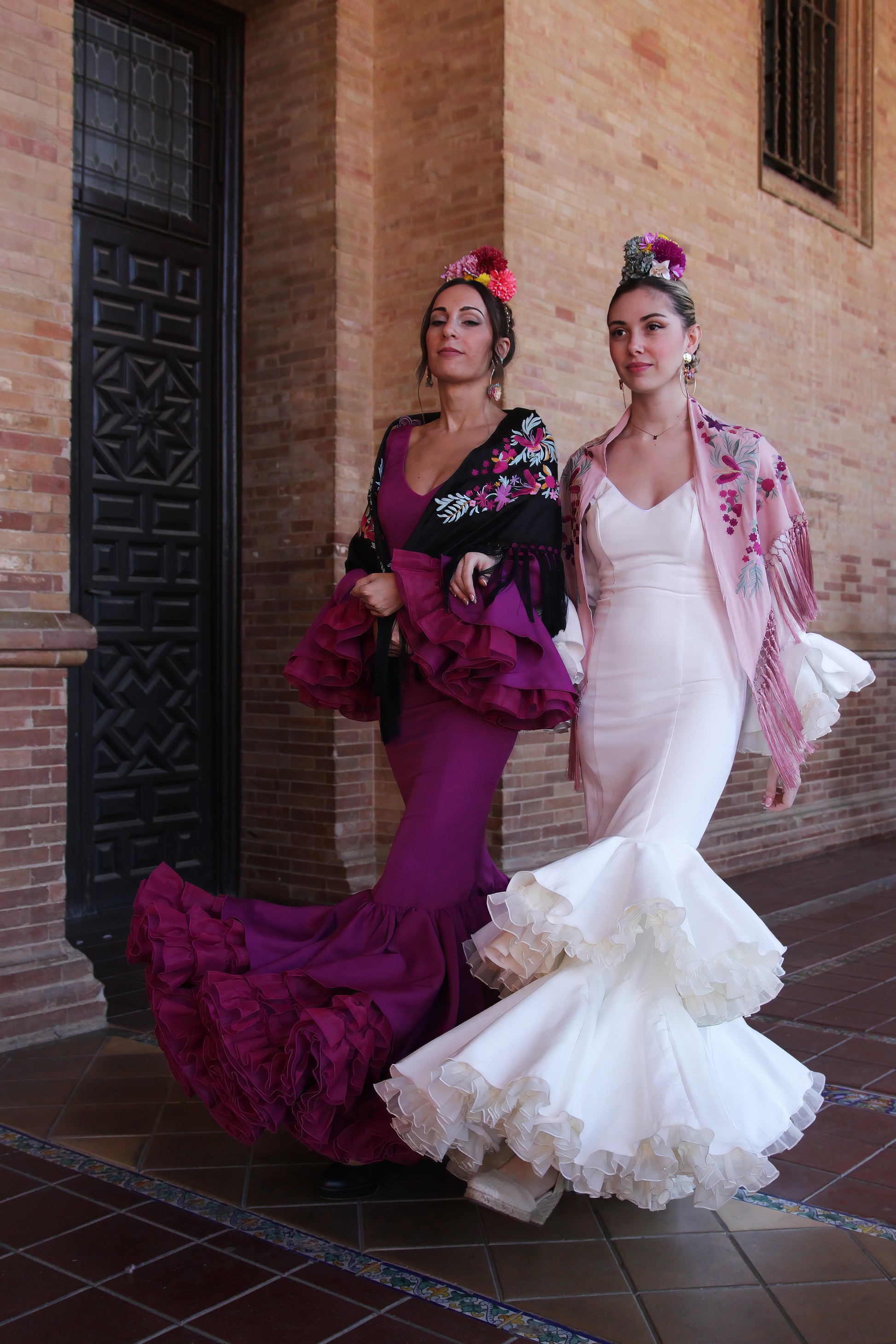 Traje de flamenca color marfil Jazmin, perfecto para quienes buscan un look de flamenca elegante y sofisticado.