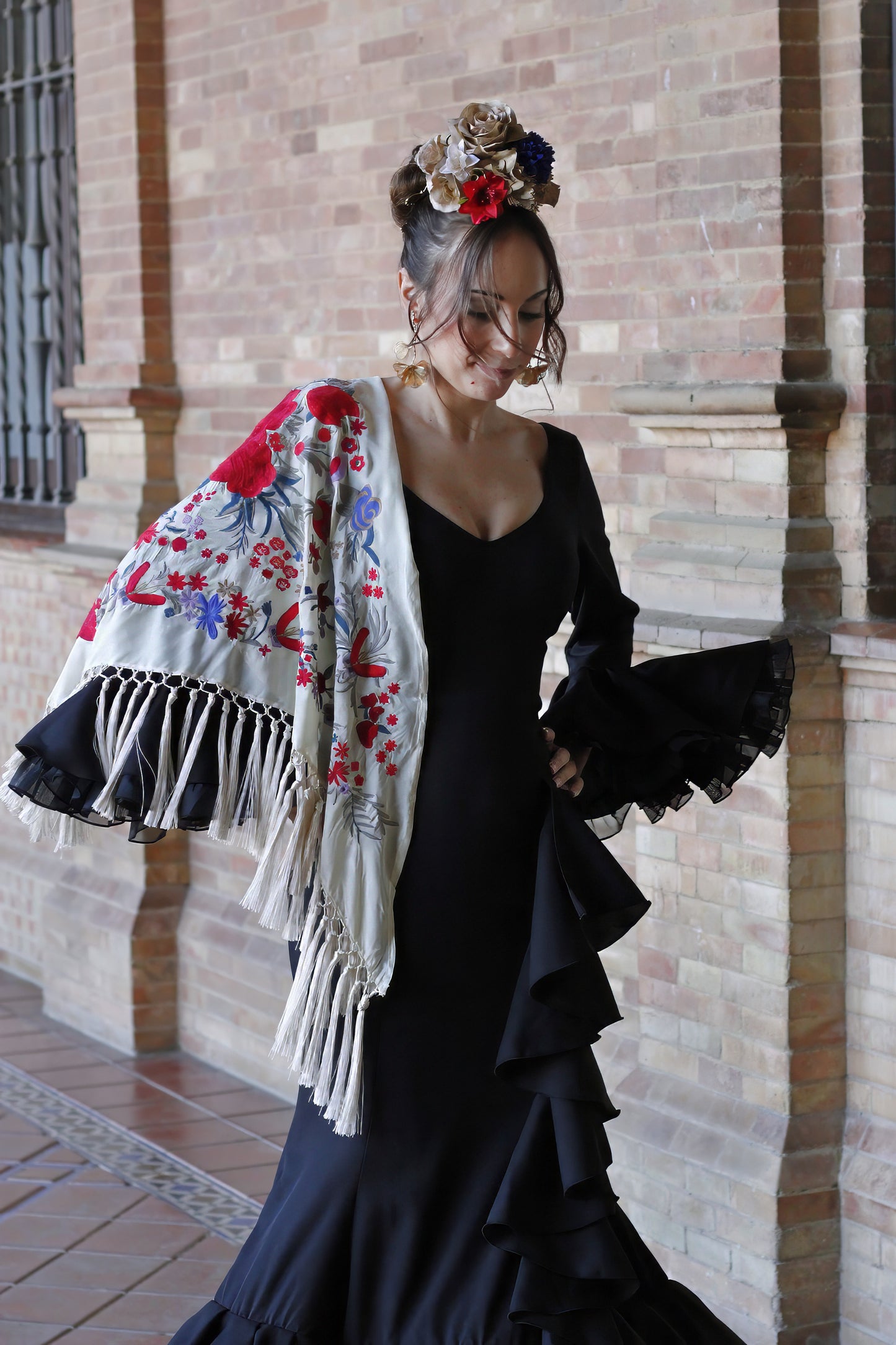 Traje de flamenca Azahar negro, con escote en V y espalda baja, perfecto para un look flamenco elegante y sofisticado.