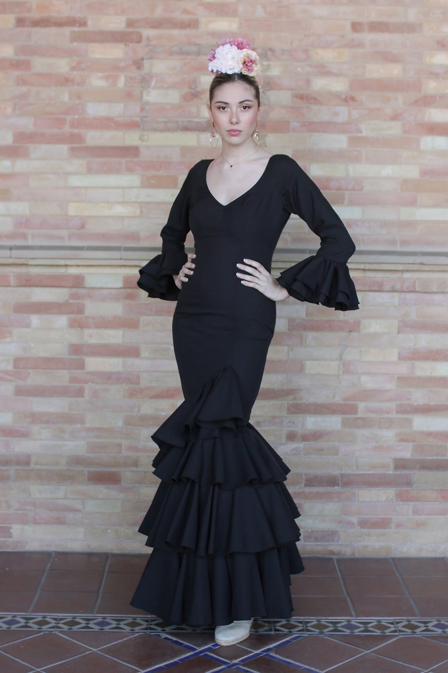 Traje de flamenca Dalia negro con ramillete de flores, una combinación sofisticada para la Feria de Abril.